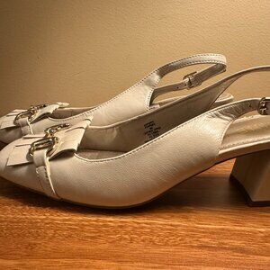 Anne Klein Cream Slingback Block Heel Shoes Size 9 – Gold Bit & Fringe Detail
